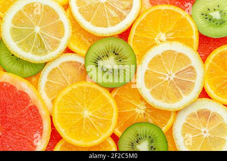Fond de tranches d'agrumes d'été colorées. Vue de dessus Banque D'Images