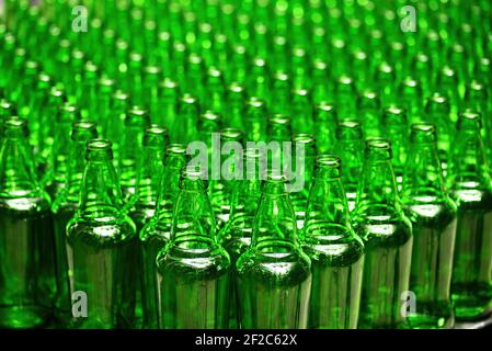 Lignes de nouvelles bouteilles en verre vert vides. Sur la ligne de production. Production industrielle de bière Banque D'Images