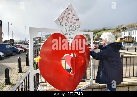 Bantry, West Cork, Irlande. 11 mars 2021. Le club Lions de Bantry Bay a placé un grand cœur sur Wolfe Tone Square. Ce geste est de remercier tous les travailleurs de première ligne pour leur travail pendant Covid 19 fois, il montre également le soutien aux familles dont les membres ne sont plus avec eux. Crédit: Karlis Dzjamko/Alay Live News Banque D'Images