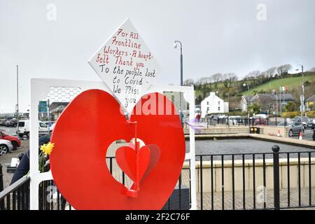 Bantry, West Cork, Irlande. 11 mars 2021. Le club Lions de Bantry Bay a placé un grand cœur sur Wolfe Tone Square. Ce geste est de remercier tous les travailleurs de première ligne pour leur travail pendant Covid 19 fois, il montre également le soutien aux familles dont les membres ne sont plus avec eux. Crédit: Karlis Dzjamko/Alay Live News Banque D'Images