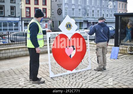 Bantry, West Cork, Irlande. 11 mars 2021. Le club Lions de Bantry Bay a placé un grand cœur sur Wolfe Tone Square. Ce geste est de remercier tous les travailleurs de première ligne pour leur travail pendant Covid 19 fois, il montre également le soutien aux familles dont les membres ne sont plus avec eux. Crédit: Karlis Dzjamko/Alay Live News Banque D'Images