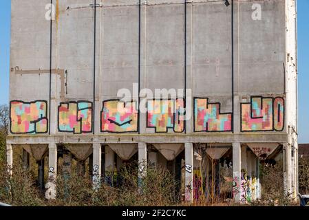 Stambridge Mill, sur la rivière Roach à l'est de Rochford. L'usine de marée a été endommagée par un incendie et démolie pour la plupart, laissant d'énormes silos. Graffitis Banque D'Images