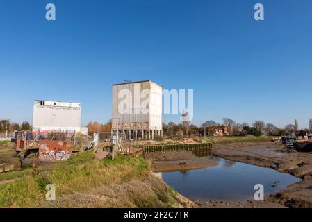 Stambridge Mill, sur la rivière Roach à l'est de Rochford. L'usine de marée a été endommagée par un incendie et démolie pour la plupart, laissant d'énormes silos. Paysage industriel Banque D'Images