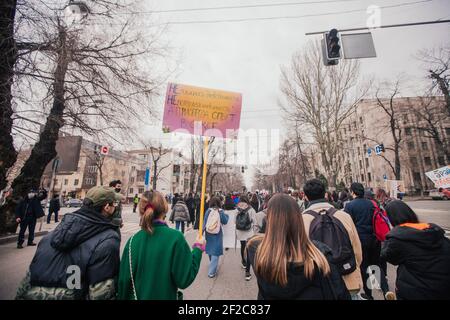 Une marche et un rassemblement pour la défense des droits des femmes ont eu lieu à l'occasion de la Journée internationale de la femme. Plus de 800 personnes ont assisté au rassemblement. La marche a eu lieu sur l'une des rues principales de la ville et s'est terminée par un rallye sur la place. C'est la première marche féministe officielle du Kazakhstan. La marche a été autorisée par les autorités locales. Les manifestants voulaient un salaire égal et des sanctions pénales pour harcèlement. Almaty, Kazakhstan. Banque D'Images