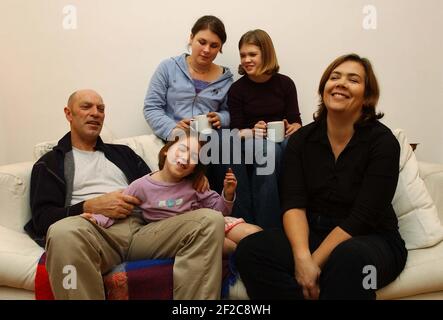 POUR MATT SUR L'ÉTUDE SUNDAYCASE - "CE QUE LES GENS FONT LE SAMEDI SOIR. ' MOM SALLY LONG, DAD STEVE HUDSON AVEC LES ENFANTS BEATRICE 16, OLIVIA 12 ET KITTY 5. 25 OCTOBRE 2001 PHOTO ANDY PARADISE Banque D'Images