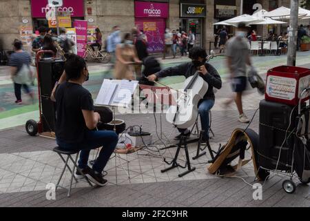 Santiago, Metropolitana, Chili. 11 mars 2021. Des musiciens de rue se produisent dans le centre de Santiago. Credit: Matias Basualdo/ZUMA Wire/Alamy Live News Banque D'Images