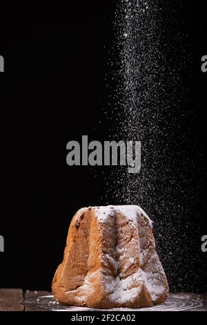 Pandoro avec dépoussiérage de sucre glace sur fond sombre. Gros plan Banque D'Images