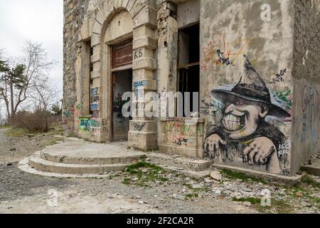 Vue extérieure de l'entrée principale de l'hôtel abandonné Veregaria, à Prodromos, montagnes Troodos, quartier de Limassol, Chypre Banque D'Images