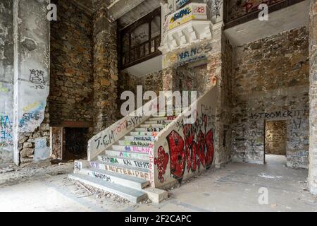 Vue intérieure de l'escalier principal de l'hôtel abandonné Veregaria, à Prodromos, dans les montagnes de Troodos, dans le quartier de Limassol, Chypre Banque D'Images