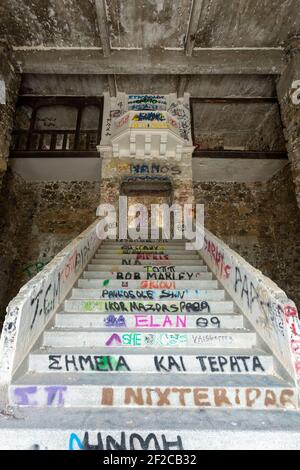 Vue intérieure de l'escalier principal de l'hôtel abandonné Veregaria, à Prodromos, dans les montagnes de Troodos, dans le quartier de Limassol, Chypre Banque D'Images