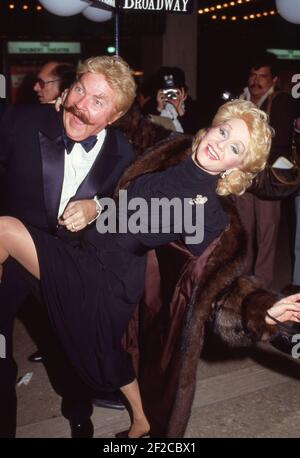 CENTURY CITY, CA - FÉVRIER 10: RIP Taylor et l'actrice Debbie Reynolds assistent à l'ouverture de '42nd Street' le 10 février 1984 à l'hôtel Century Plaza à Century City, Californie Credit: Ralph Dominguez/MediaPunch Banque D'Images