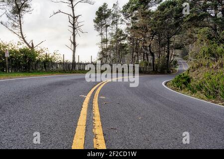 L'autoroute 1 en Californie se courbe autour d'un virage. Banque D'Images