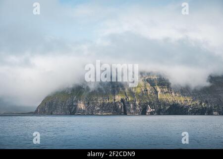 Falaises vertes pittoresques sur l'île de Litla Dimun et océan atlantique dans les îles Féroé. Banque D'Images