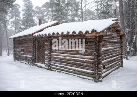 Vieille savane ou sauna fumé lors d'une journée d'hiver enneigée au Musée en plein air de Seurasaari à Helsinki, en Finlande Banque D'Images