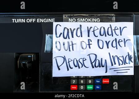 Frustration à la station-service – affiche faite à la main collée Pompe à essence - lecteur de carte hors service Veuillez payer à l'intérieur Banque D'Images