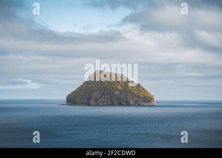 Falaises vertes pittoresques sur l'île de Litla Dimun et océan atlantique dans les îles Féroé. Banque D'Images