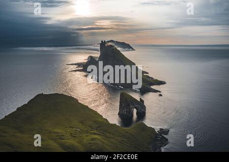 Dransaisi et Tindholmur sur les îles Féroé Vagar, vue aérienne de drone au coucher du soleil dans l'océan Atlantique Nord. Îles Féroé, Danemark, Europe. Banque D'Images