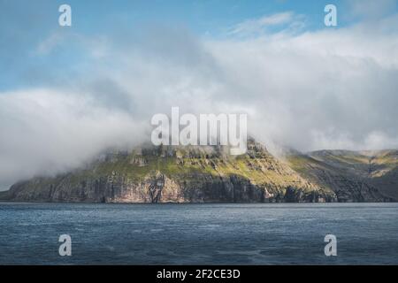 Falaises vertes pittoresques sur l'île de Litla Dimun et océan atlantique dans les îles Féroé. Banque D'Images