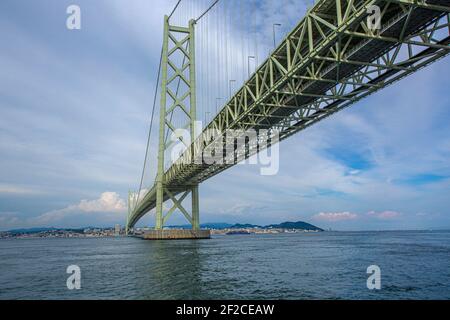 Le pont Akashi Kaikyo qui relie la ville de Kobe sur le continent japonais de Honshu à Iwaya sur l'île d'Awaji, préfecture de Hyogo, Japon. Banque D'Images