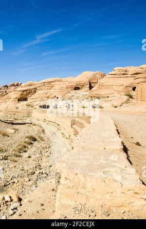 Petra, Jordanie - 9 mars 2017: Touristes marchant près de Djinn blocs - tombes anciennes Banque D'Images