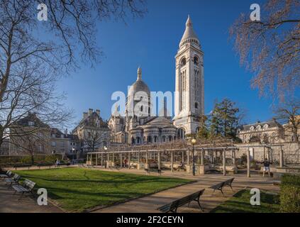 Paris, France - 02 26 2021 : quartier de Montmartre. Vue sur la basilique du coeur sacré depuis la place Marcel Bleustein Blanchet Banque D'Images