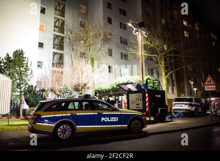 Hambourg, Allemagne. 11 mars 2021. Des policiers se trouvent devant un immeuble d'appartements dans le quartier de Wilhelmsburg. Ici, une femme a été blessée par balle et grièvement dans l'après-midi. L'auteur présumé a été arrêté. Credit: Daniel Bockwoldt/dpa/Alay Live News Banque D'Images