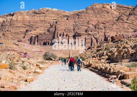 Petra, Jordanie - 9 mars 2017: Touristes marchant sur la rue colonnadée à Petra, Jordanie Banque D'Images