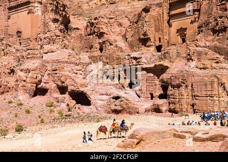 Petra, Jordanie - 9 mars 2017: Touristes marchant à travers les tombeaux du Rocher, Petra, Jordanie Banque D'Images