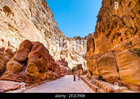 Petra, Jordanie - 9 mars 2017: Touristes marchant dans le canyon de Siq, Petra, Jordanie Banque D'Images