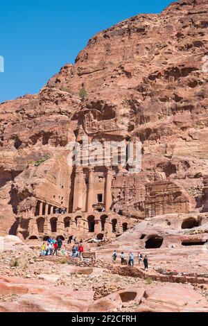 Petra, Jordanie - 9 mars 2017: Touristes marchant près de la tombe de l'Urn Banque D'Images