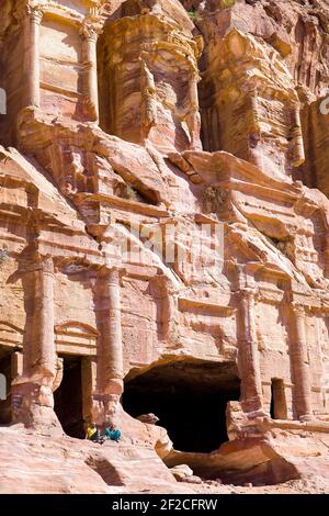 Petra, Jordanie - 9 mars 2017 : les touristes se trouvent près des ruines de la tombe corinthienne Banque D'Images