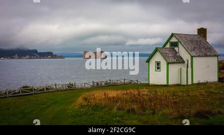 Province de Québec, Canada, septembre 2019, maison en bois au bord du golfe du Saint-Laurent et de Percé Rock Banque D'Images