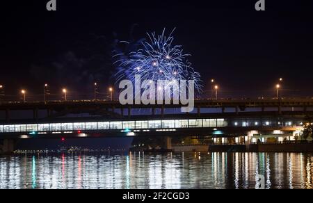 Feu d'artifice au-dessus de Moscou -- Rivière Moskva, pont Luzhnetskaya (pont Metro) à la lumière des lumières de nuit colorées. Moscou, Russie Banque D'Images