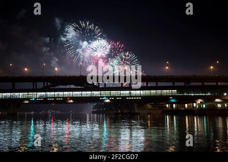 Feu d'artifice au-dessus de Moscou -- Rivière Moskva, pont Luzhnetskaya (pont Metro) à la lumière des lumières de nuit colorées. Moscou, Russie Banque D'Images