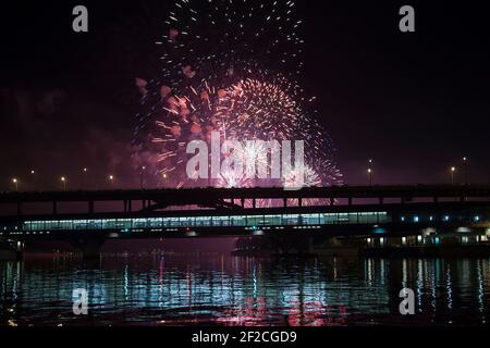 Feu d'artifice au-dessus de Moscou -- Rivière Moskva, pont Luzhnetskaya (pont Metro) à la lumière des lumières de nuit colorées. Moscou, Russie Banque D'Images