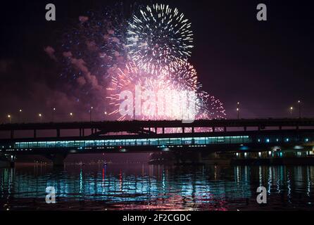 Feu d'artifice au-dessus de Moscou -- Rivière Moskva, pont Luzhnetskaya (pont Metro) à la lumière des lumières de nuit colorées. Moscou, Russie Banque D'Images