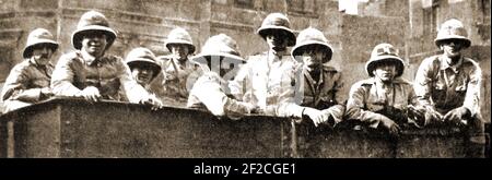 WWI - LA BRIGADE DU CORPS IMPÉRIAL DE CHAMEAU (ICCB) était une brigade d'infanterie montée à dos de chameau que l'Empire britannique a levée en décembre 1916 pour servir au Moyen-Orient. Initialement très petit, il a grandi jusqu'à une brigade de quatre bataillons (Grande-Bretagne, Nouvelle-Zélande et deux d'Australie). Cela montre les militaires australiens qui manipulent un camion de chameaux transporté à la frontière occidentale en Égypte. Banque D'Images