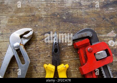 Jeu de pinces sur fond en bois rustique. Banque D'Images
