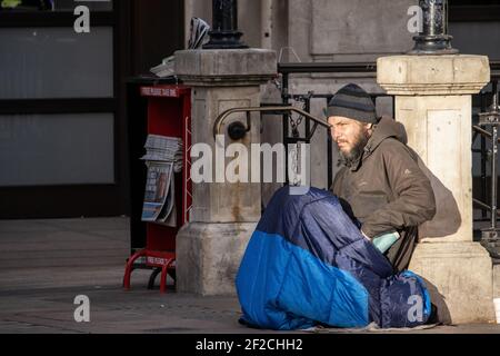 Sans-abri homme supplie pour de l'argent à l'extérieur de la station de métro Oxford Circus, Central London, Angleterre, Royaume-Uni Banque D'Images