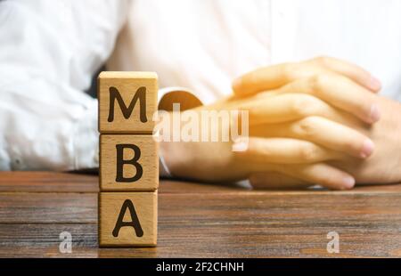 Blocs en bois avec le mot MBA - Master of Business Administration. Degré de professionnalisme dans la gestion des affaires. Comptabilité, ressources humaines, ap Banque D'Images