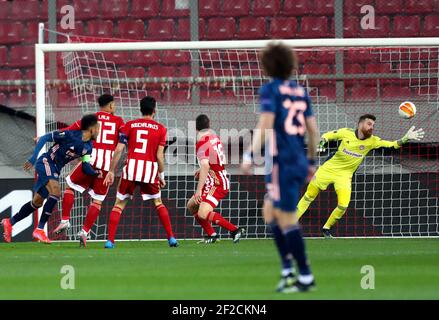 Le gardien de but de l'Olympiacos Pedro Jose sa (à droite) enregistre un tir de Pierre-Emerick Aubameyang d'Arsenal pendant le tour de seize de l'UEFA Europa League, première étape du match au stade Karaiskakis, en Grèce. Date de la photo: Jeudi 11 mars 2021. Banque D'Images