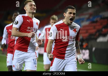 Prague, République tchèque. 11 mars 2021. Le G-R Jan Kuchta réagit alors que son coéquipier Nicolae Stanciu de Slavia célèbre son but d'ouverture lors du match d'ouverture de la huitième finale de la Ligue européenne de football SK Slavia Praha vs Glasgow Rangers à Prague, République tchèque, le 11 mars 2021. Crédit : Ondrej Deml/CTK photo/Alay Live News Banque D'Images