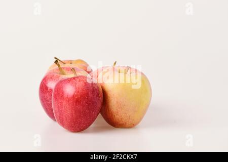 Pommes sur fond gris clair. Les pommes dans des couleurs rouges et juteuses. L'alimentation et mode de vie sain concept. Quintette de fruits avec l'exemplaire de l'espace. Banque D'Images