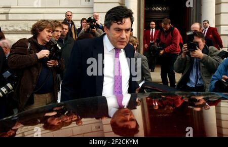 Gordon Brown, chancelier de l'Échiquier, quitte le Trésor Cet après-midi, en route vers l'heure des questions des premiers ministres.27 Novembre 2002 photo Andy Paradise Banque D'Images