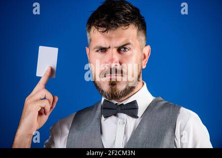 Quelle carte bancaire facile à obtenir. Culotte taille basse barbu homme tient en plastique carte vierge fond bleu. Prenez cette carte. Faciliter vos achats. Banque et crédit. Carte bancaire en plastique. Crédit facile. Banque D'Images