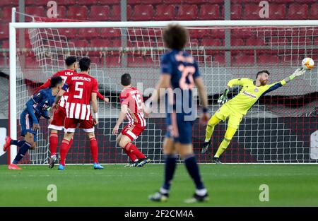 Le gardien de but de l'Olympiacos Pedro Jose sa (à droite) enregistre un tir de Pierre-Emerick Aubameyang d'Arsenal pendant le tour de seize de l'UEFA Europa League, première étape du match au stade Karaiskakis, en Grèce. Date de la photo: Jeudi 11 mars 2021. Banque D'Images