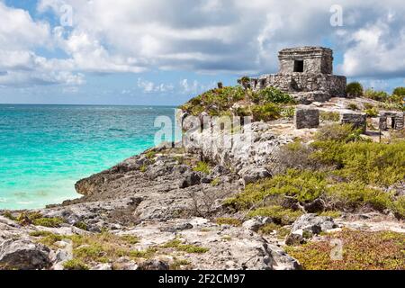 Paysage du Temple du Dieu du vent à Tulum, sur la côte des Caraïbes de la péninsule du Yucatan, Mexique Banque D'Images