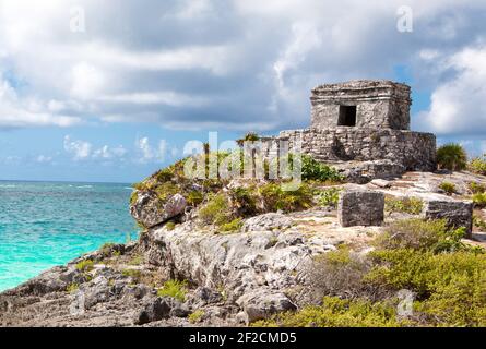 Paysage du Temple du Dieu du vent à Tulum, sur la côte des Caraïbes de la péninsule du Yucatan, Mexique Banque D'Images