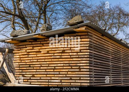 Planches et poutres en bois. Pile de bois séchant à l'air. Séchage à l'air du bois. Bois pour la construction de maisons. Matériaux de construction. Entrepôt de bois. Banque D'Images