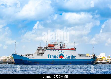 Cozumel, Mexique - 28 mai 2016 : navire de cargaison sur l'eau dans le port de l'île de Cozumel, Mexique, 28 mai 2016 Banque D'Images